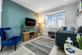 2-BR Chic, Stunning Southsea Apt, Great Views, WINTER SPECIAL OFFER! Spacious & Free Parking Permit, Sleeps 4 - by Blue Puffin Stays